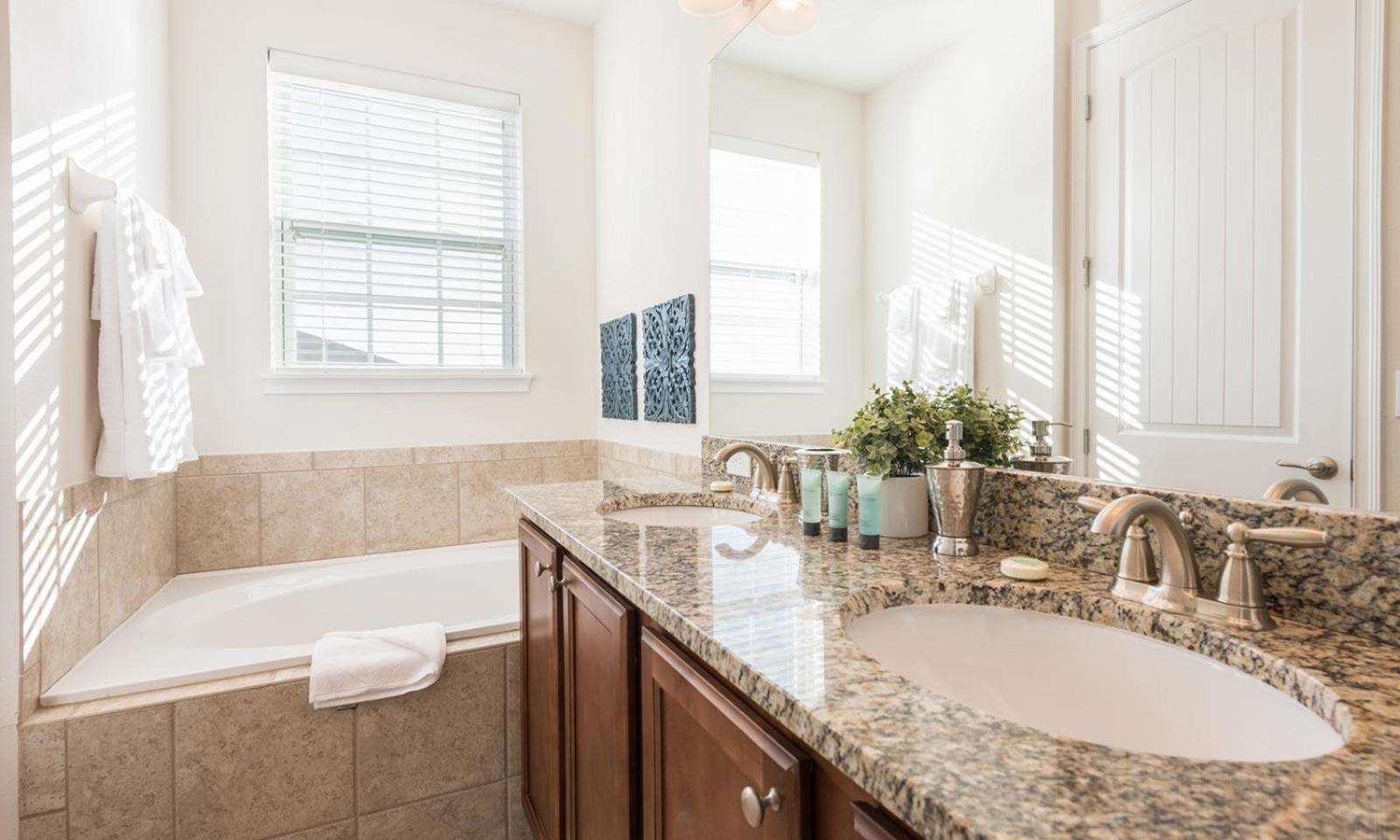Warm 6 Bdrm With Private Pool At Encore