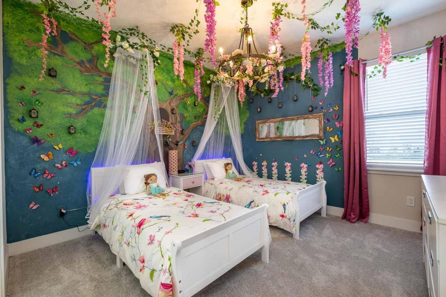 Colorful 8 Bdrm With Theater At Encore Holiday home