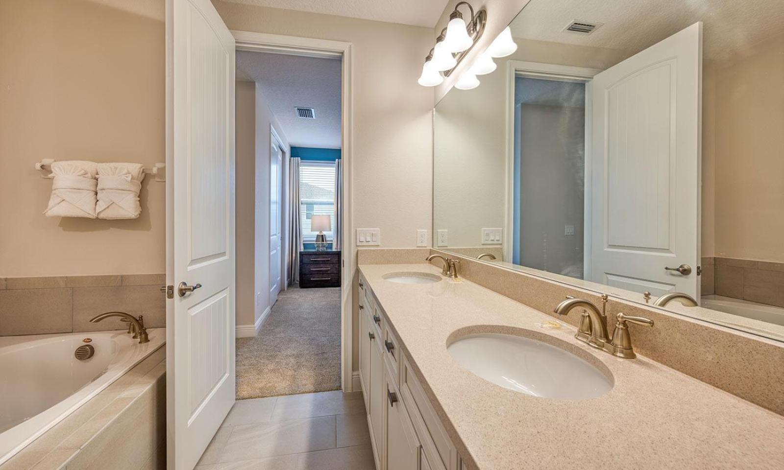 Homely 9 Bdrm With Games At Encore *