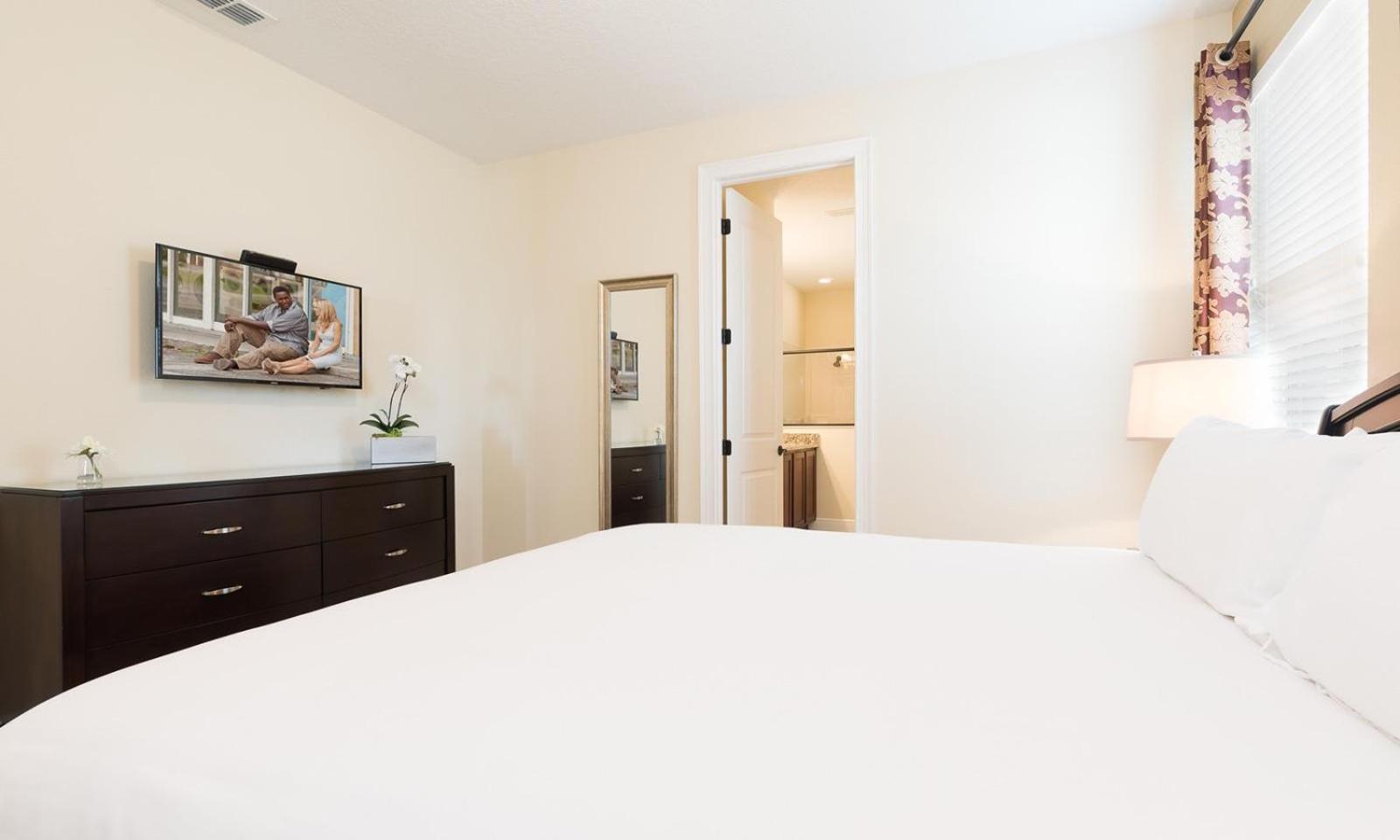 Charming 10 Bdrm With Open Living Area At Encore