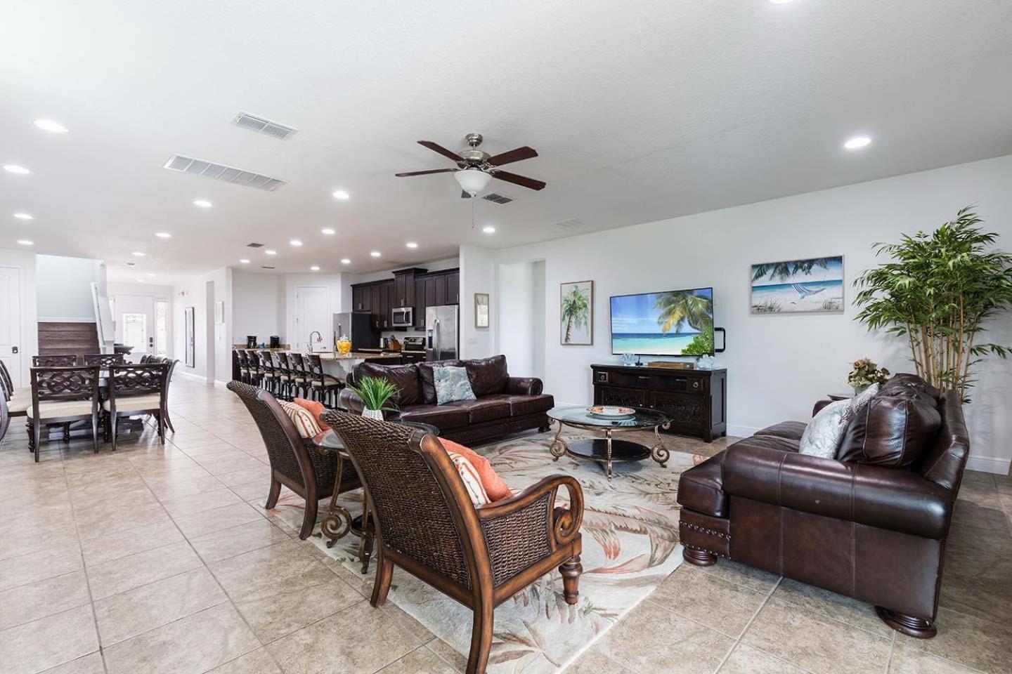 Polished Sleek 9 Bdrm With Backyard Pool At Encore Holiday home *