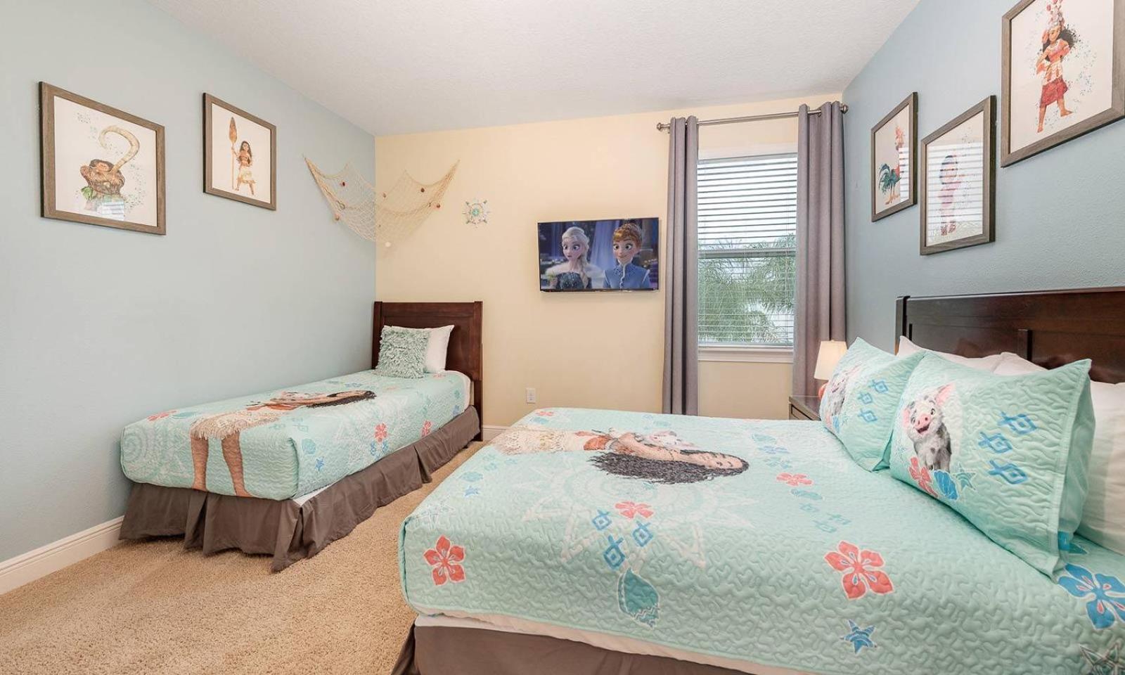 Traditional 6 Bdrm House With Backyard Pool At Encore *