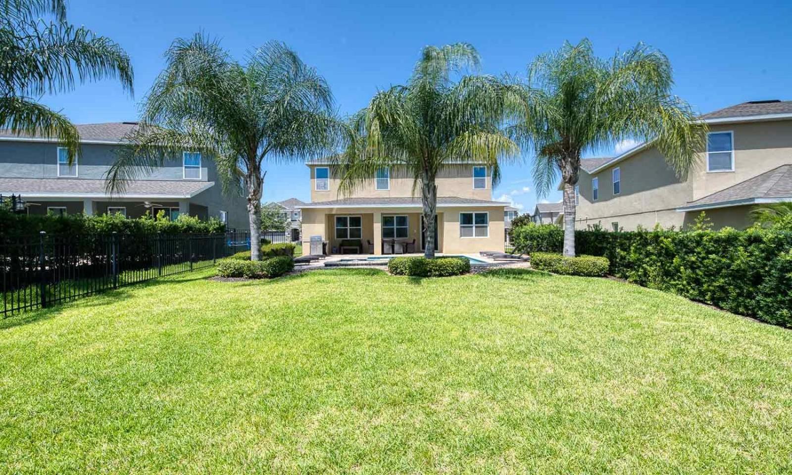 Traditional 6 Bdrm House With Backyard Pool At Encore