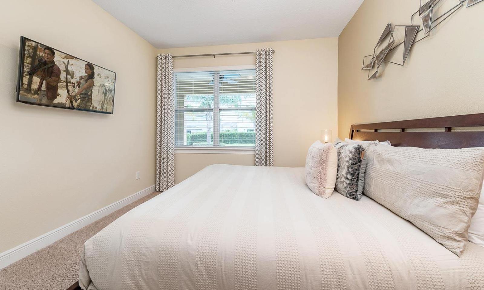 Traditional 6 Bdrm House With Backyard Pool At Encore *
