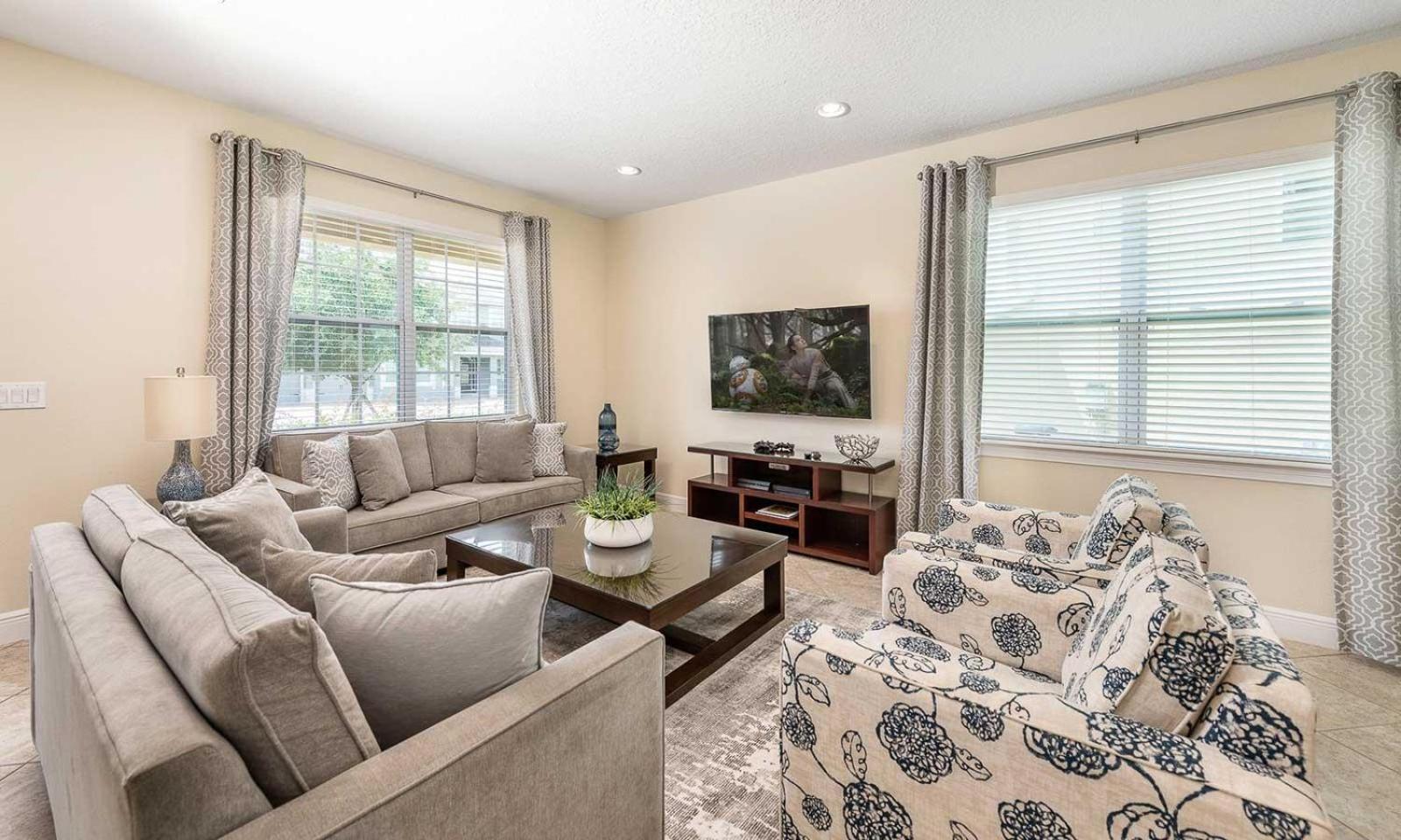 Traditional 6 Bdrm House With Backyard Pool At Encore *