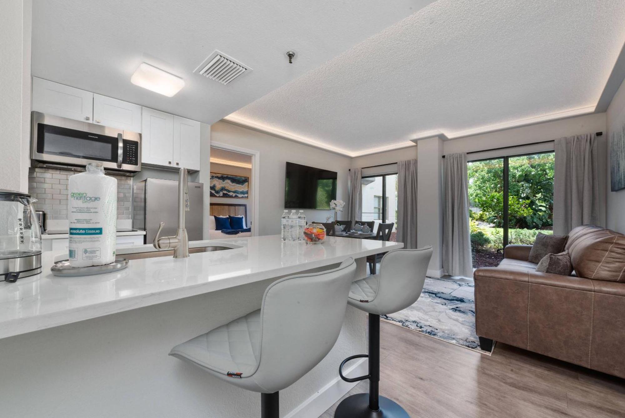 Luxury 2 The Enclave Near Parks Apartment *