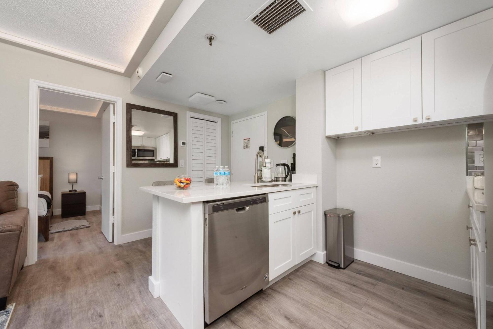 Luxury 2 The Enclave Near Parks Apartment *