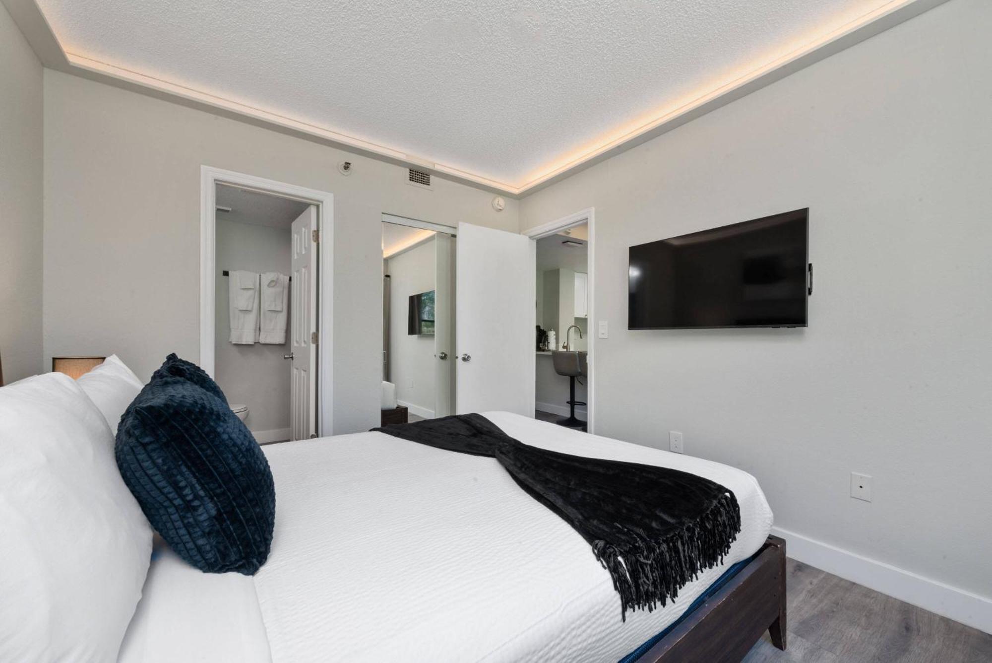 Luxury 2 The Enclave Near Parks *