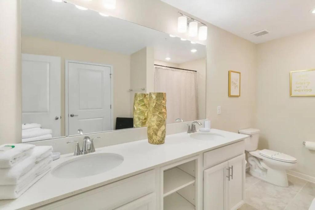 3 Bedrooms - 2 Bathrooms - Storey 4751-308 Ct * Orlando