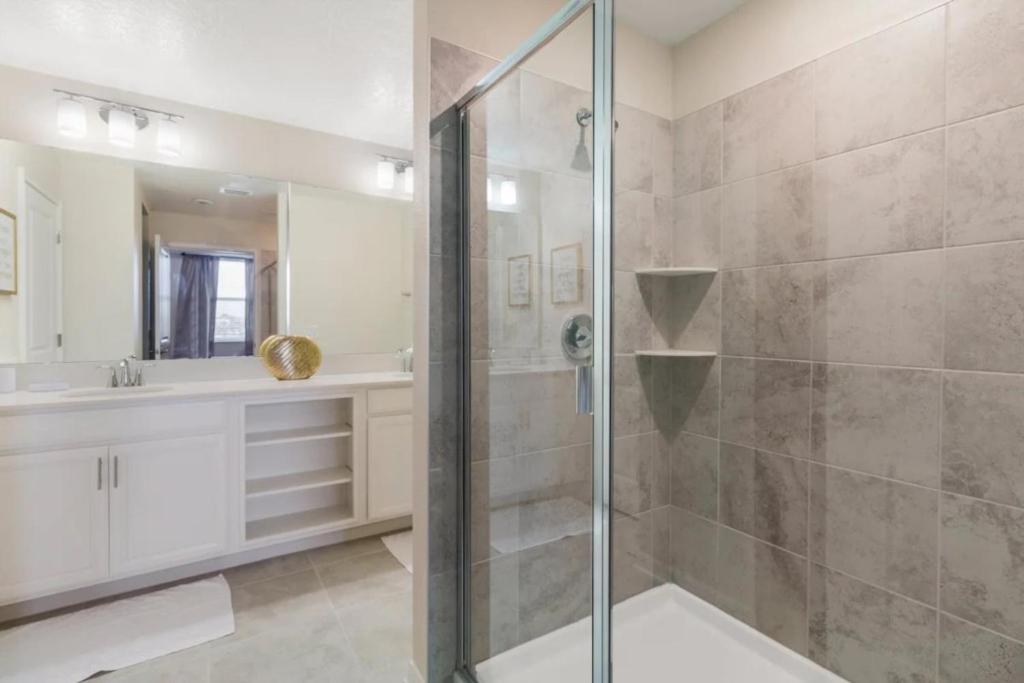 3 Bedrooms - 2 Bathrooms - Storey 4751-308 Ct