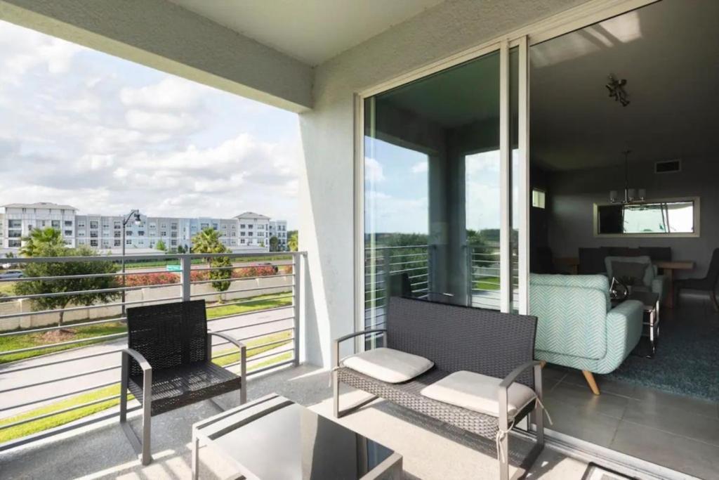 3 Bedrooms - 2 Bathrooms - Storey 4751-308 Ct * Orlando