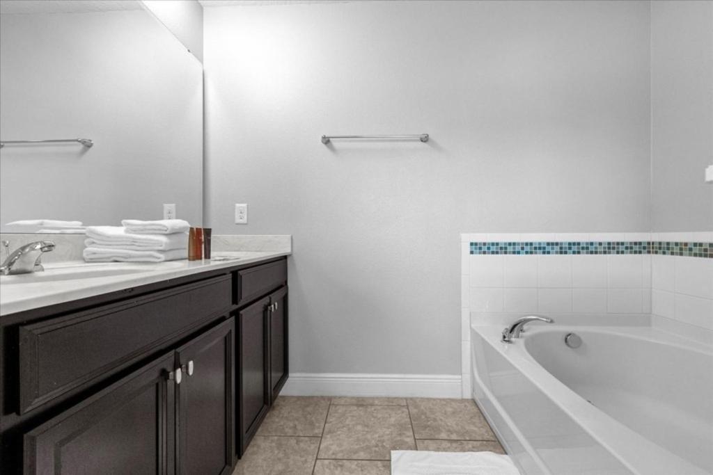 5 Bedrooms - 4 Bathrooms - Solterra 5357 Oa *