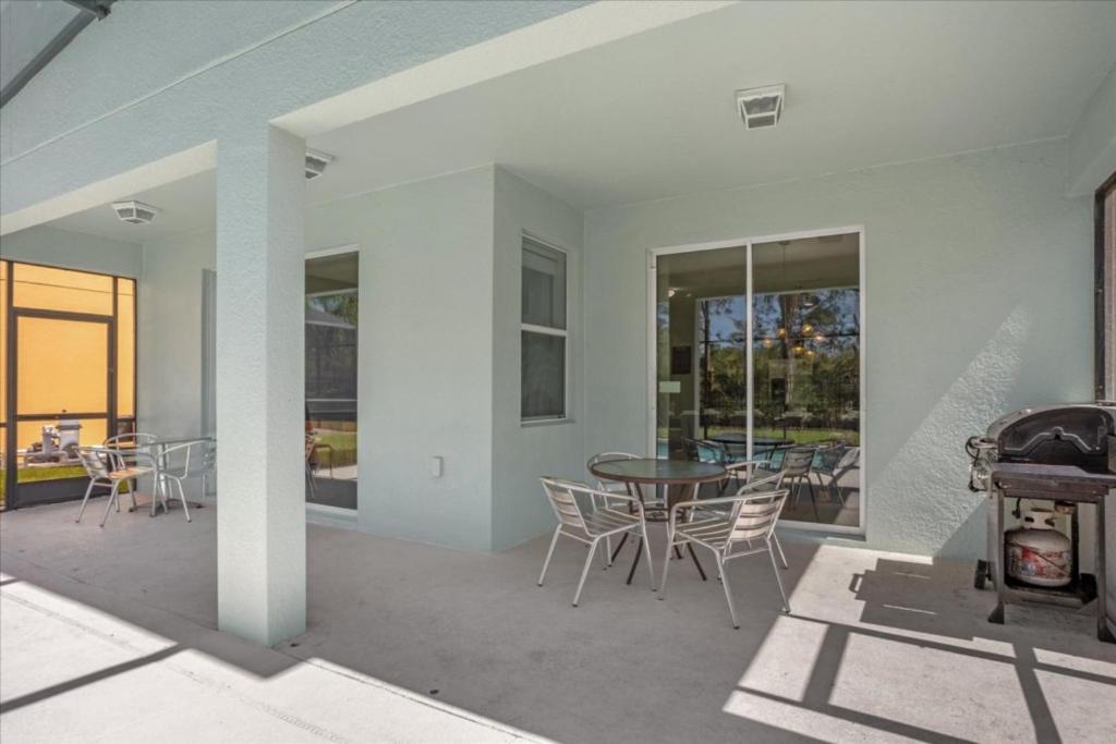 6 Bedrooms - 5 Bathrooms - Paradise Palms 8956 Sp