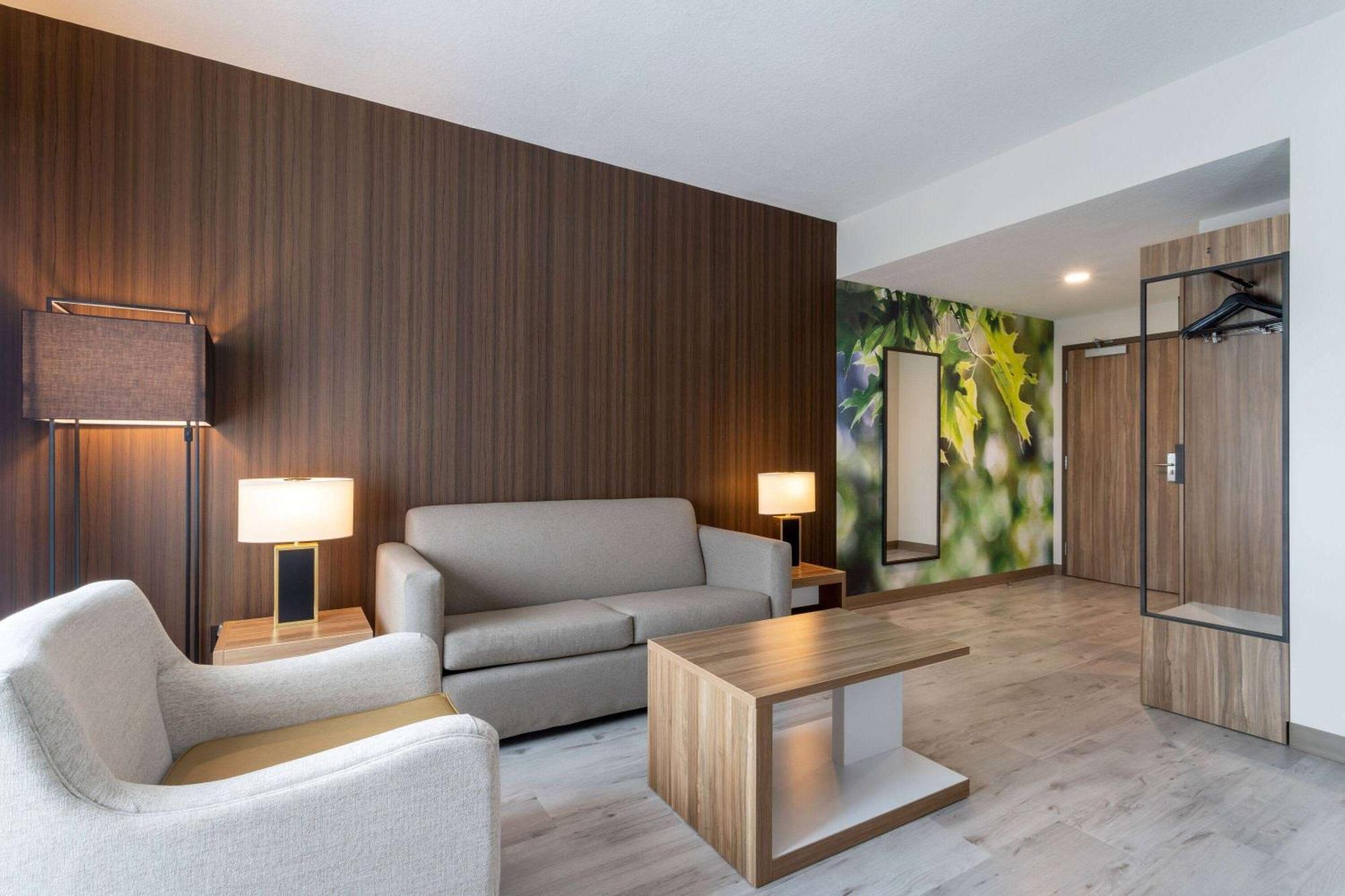 Hotel Wyndham Garden Airport - Free Airport Shuttle 3*