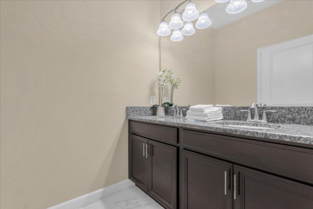 5 Bedrooms - 4 Bathrooms - Storey 3149 Pp * Orlando