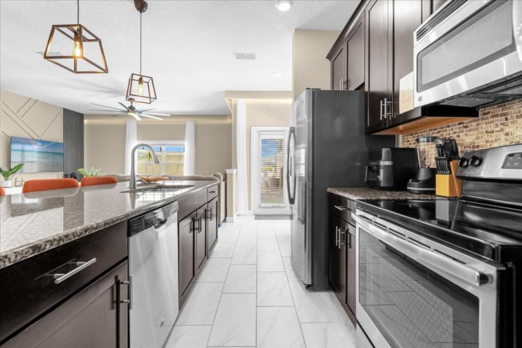 5 Bedrooms - 4 Bathrooms - Storey 3149 Pp Orlando