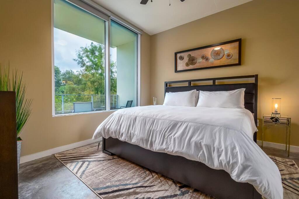 Stunning & Luxurious 2bed 2bath Open Floor Plan Apartment