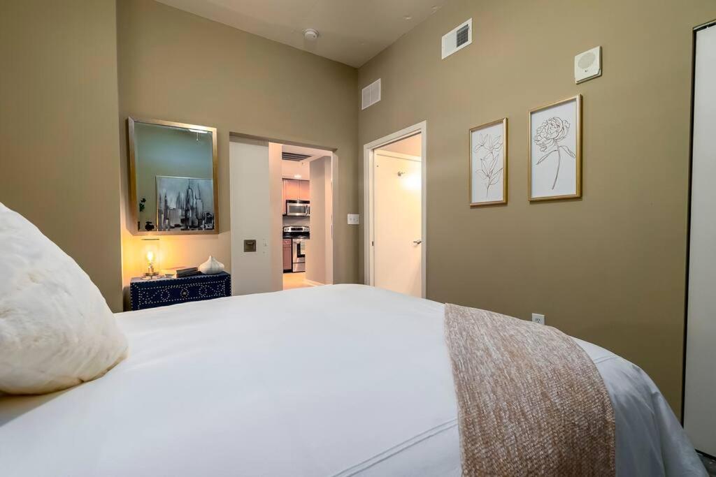 Apartment Stunning & Luxurious 2bed 2bath Open Floor Plan *