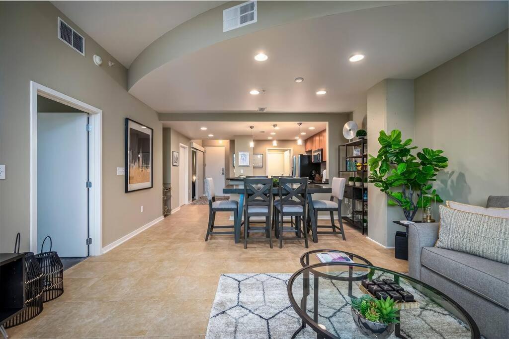 Stunning & Luxurious 2bed 2bath Open Floor Plan *