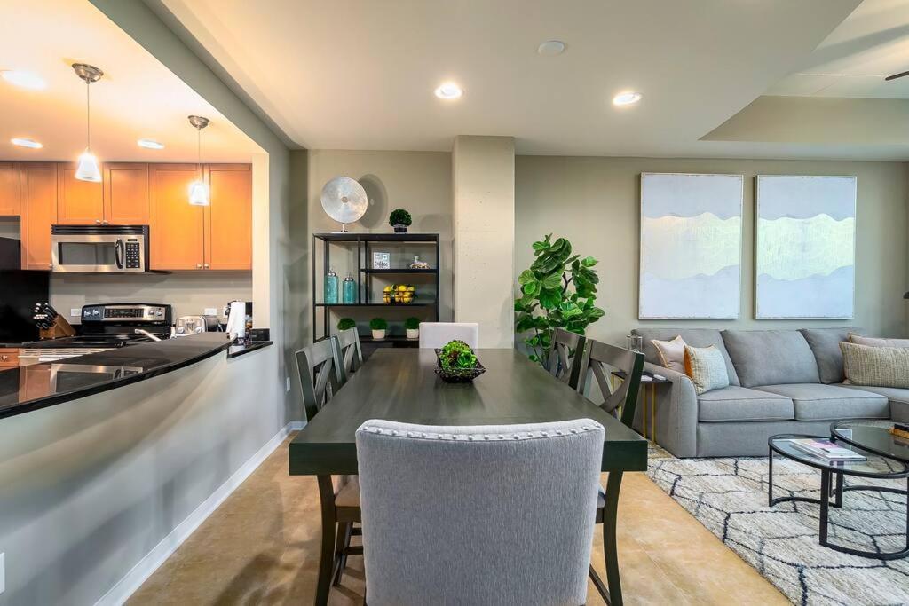 Stunning & Luxurious 2bed 2bath Open Floor Plan Apartment *