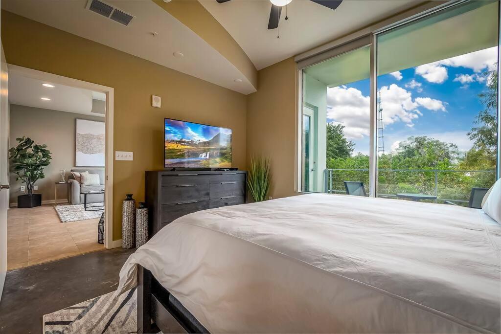 Stunning & Luxurious 2bed 2bath Open Floor Plan *