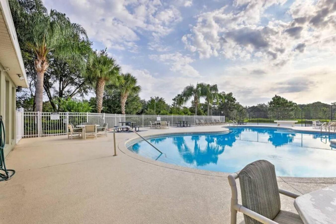 Triton Vacation Pool Near Holiday home *