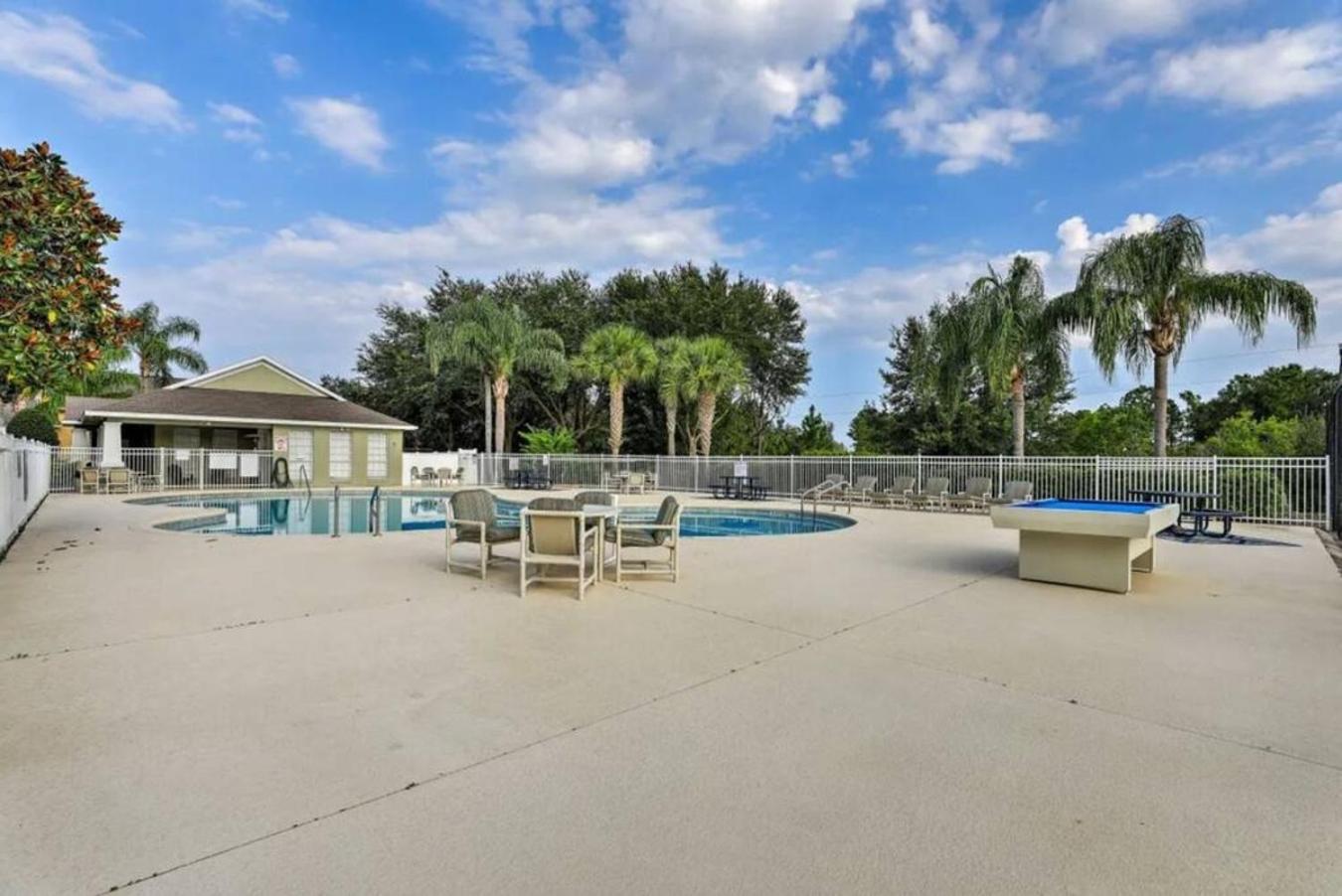 Triton Vacation Pool Near Holiday home