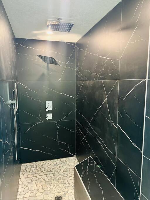 6 Bedrooms Cluethemed Near Parks Holiday home *