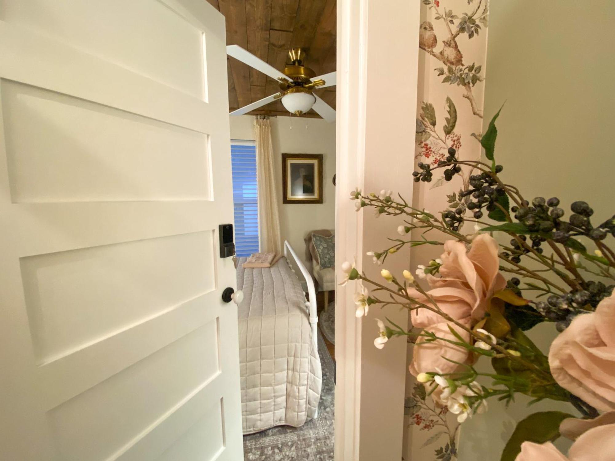 Apartment 1br 1ba In Historic Park Ave