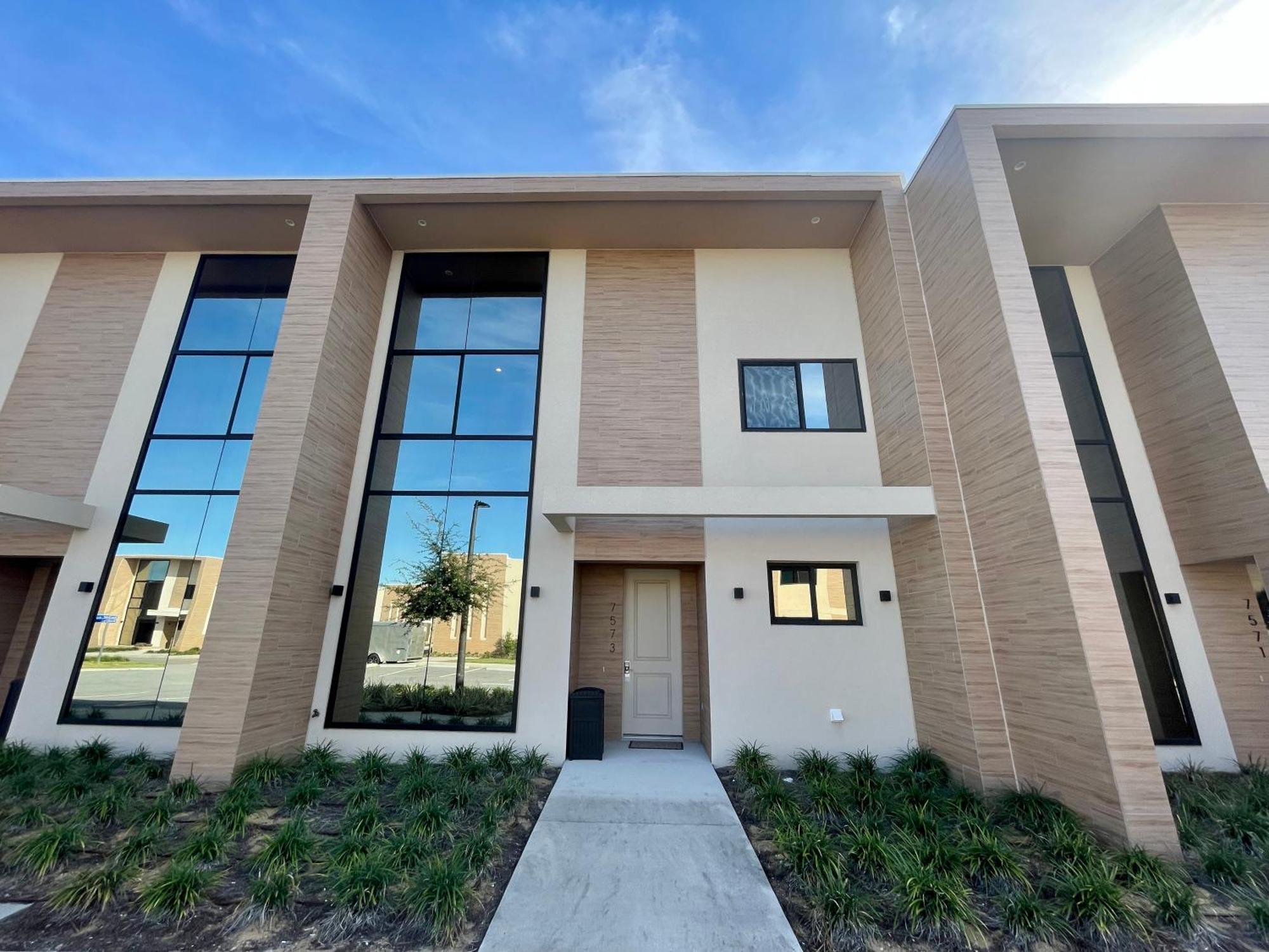 Luxury 7 Min 3 Bedroom - Hot Tub Villa Orlando
