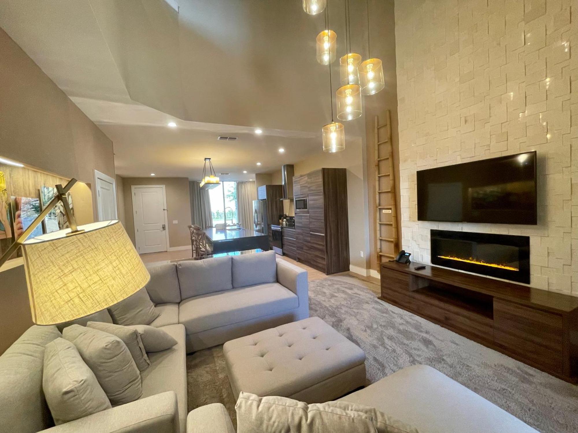Luxury 7 Min 3 Bedroom - Hot Tub Villa Orlando