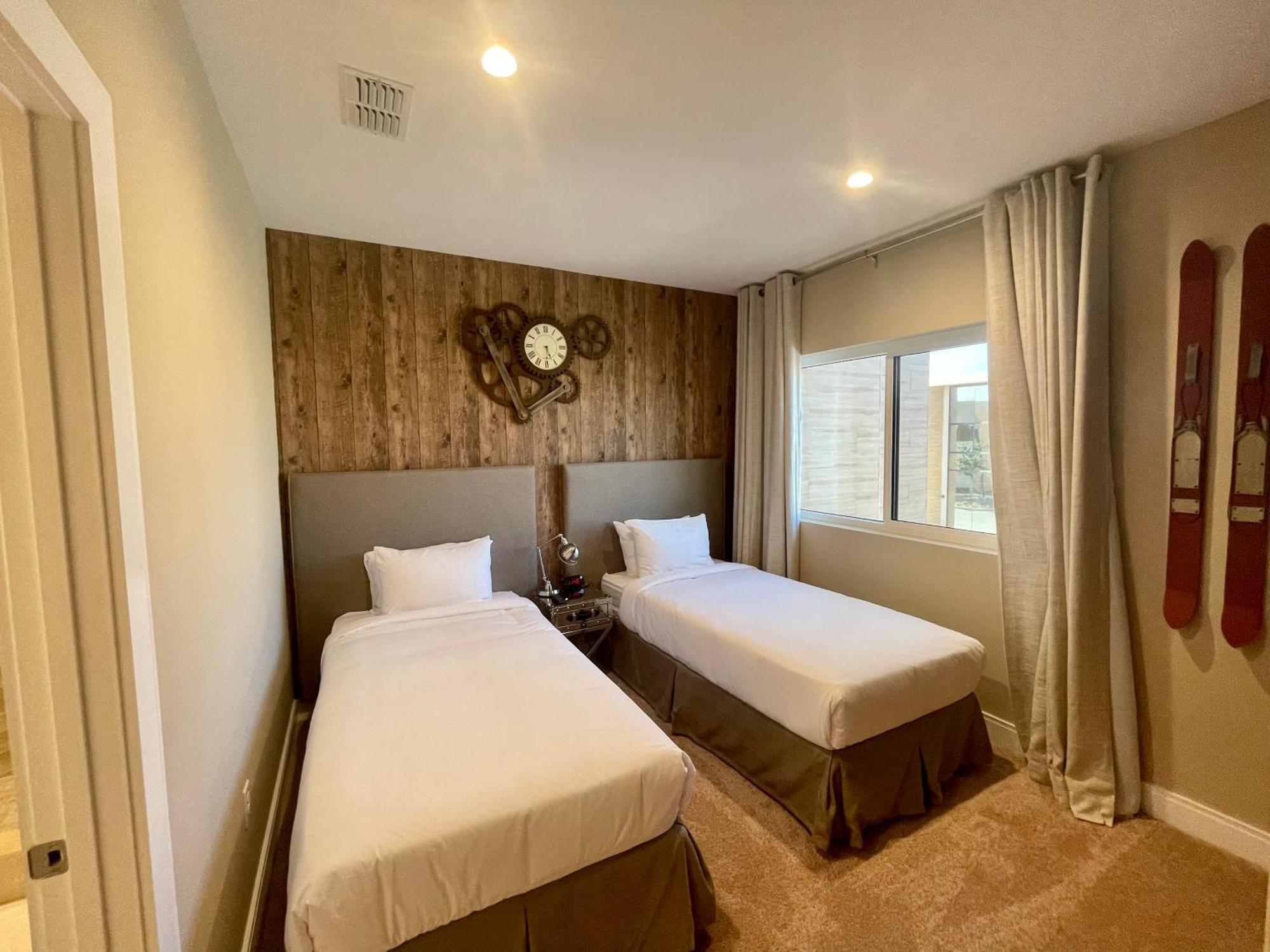 Luxury 7 Min 3 Bedroom - Hot Tub Villa *