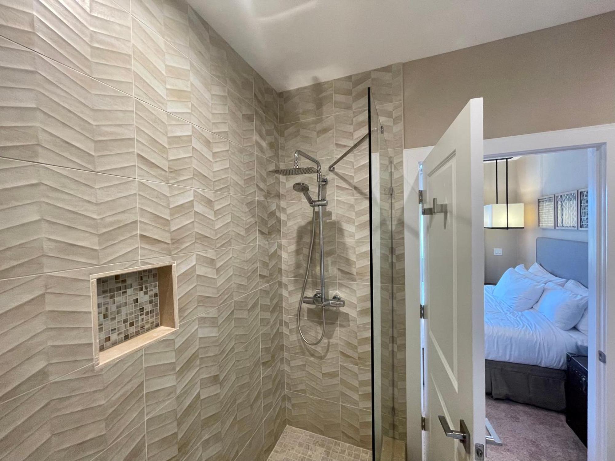 Luxury 7 Min 3 Bedroom - Hot Tub Villa Orlando