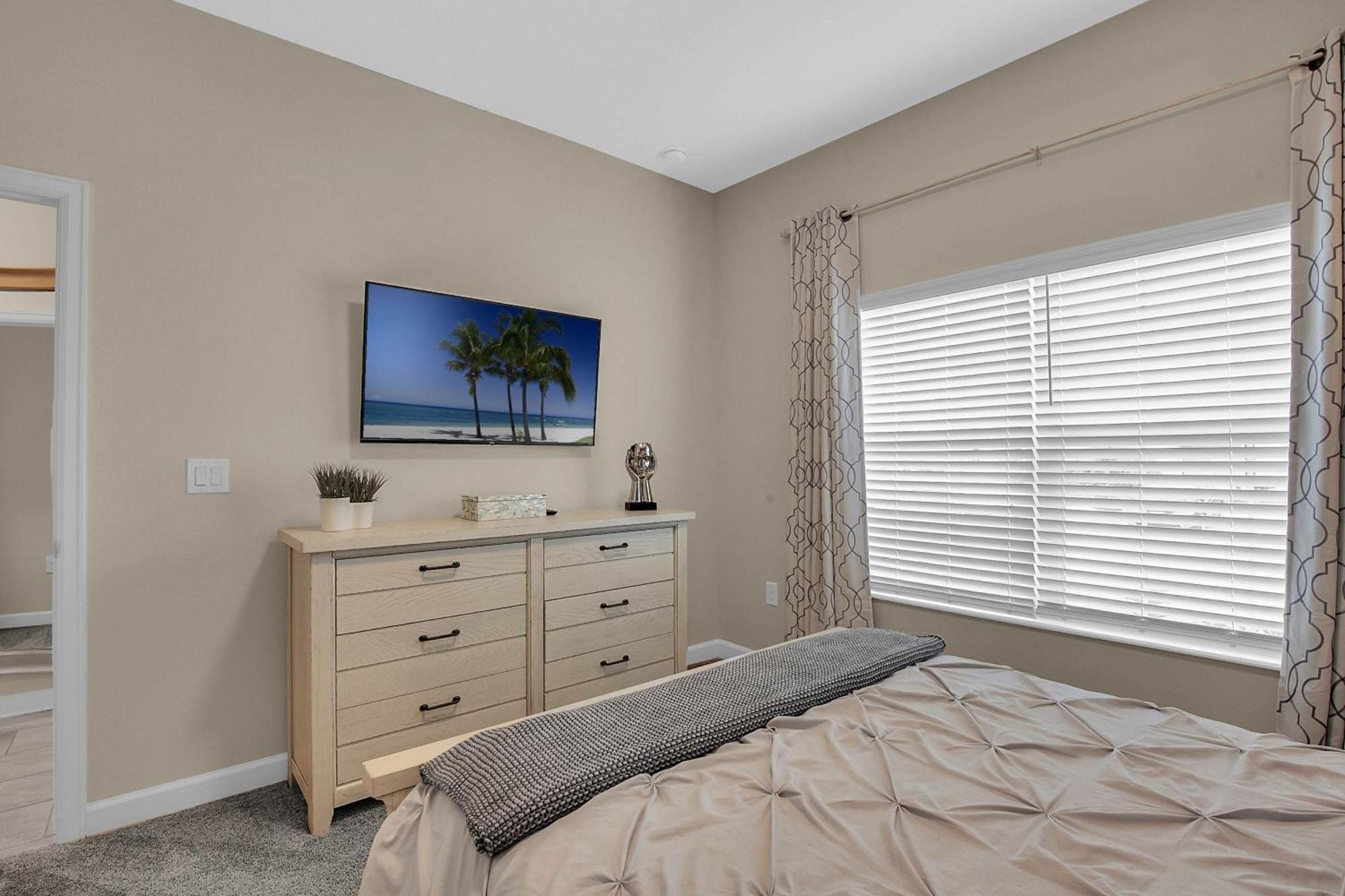 5 Bedrooms - 4 Bathrooms - Storey 4800 Ll Orlando