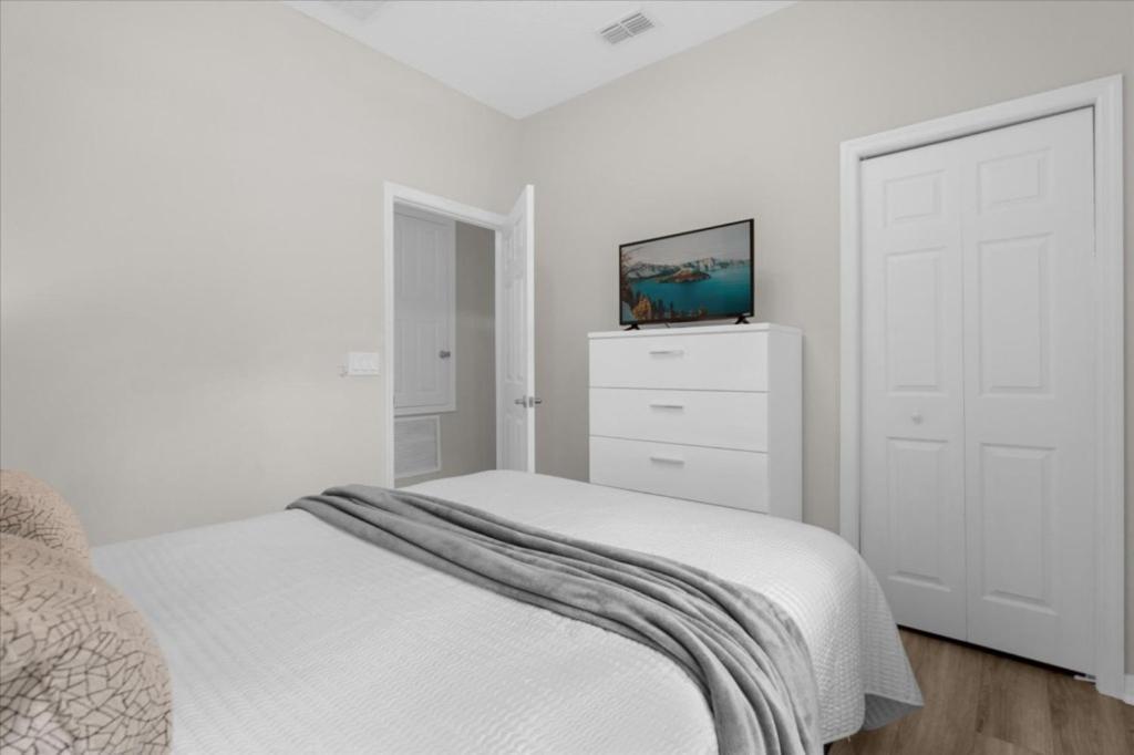 3 Bedrooms - 2 Bathrooms - Oakwater 7528 Pw