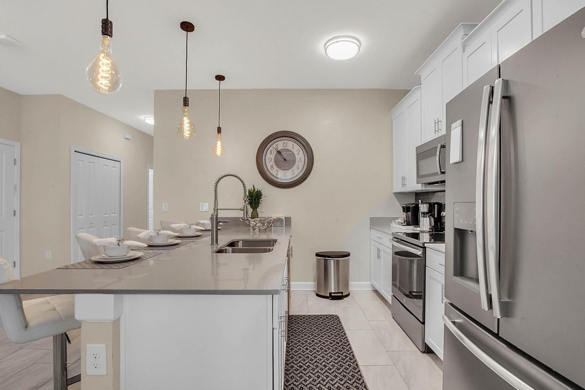 5 Bedrooms - 4 Bathrooms - Storey 4800 Ll *