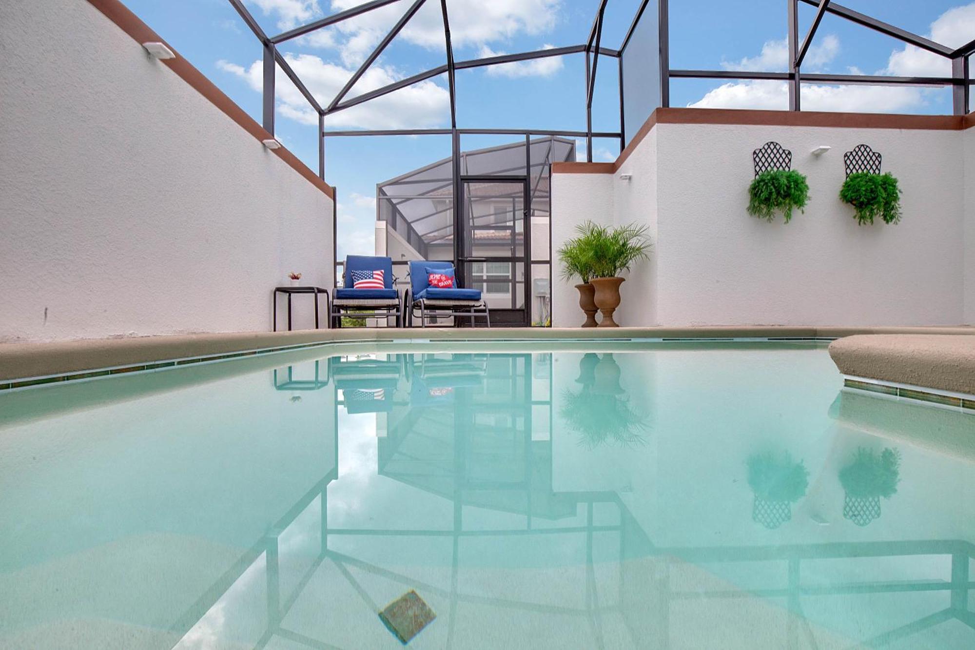 5 Bedrooms - 4 Bathrooms - Storey 4800 Ll Orlando