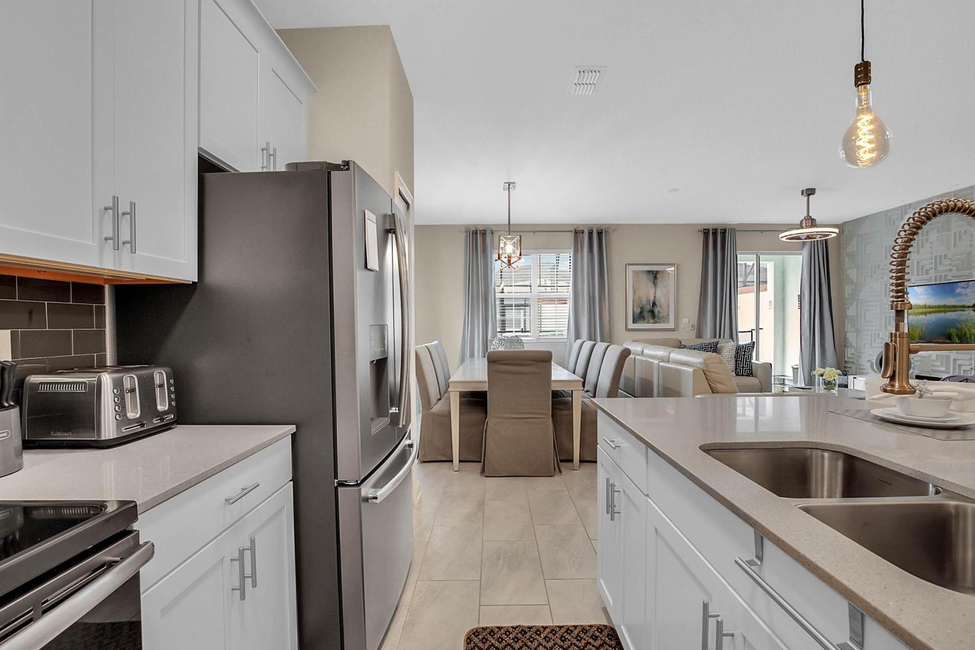 5 Bedrooms - 4 Bathrooms - Storey 4800 Ll