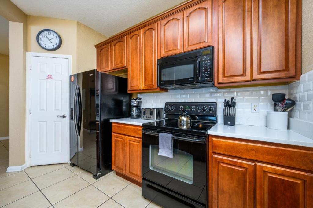 Beautiful Modern Condo, Near The Parks! 3021