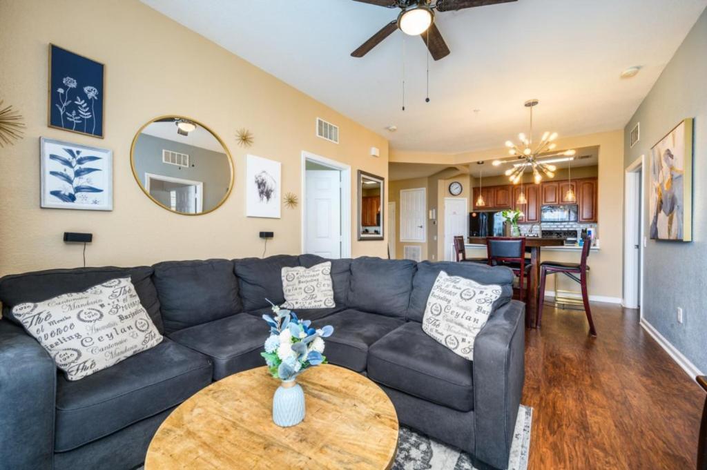 Beautiful Modern Condo, Near The Parks! 3021
