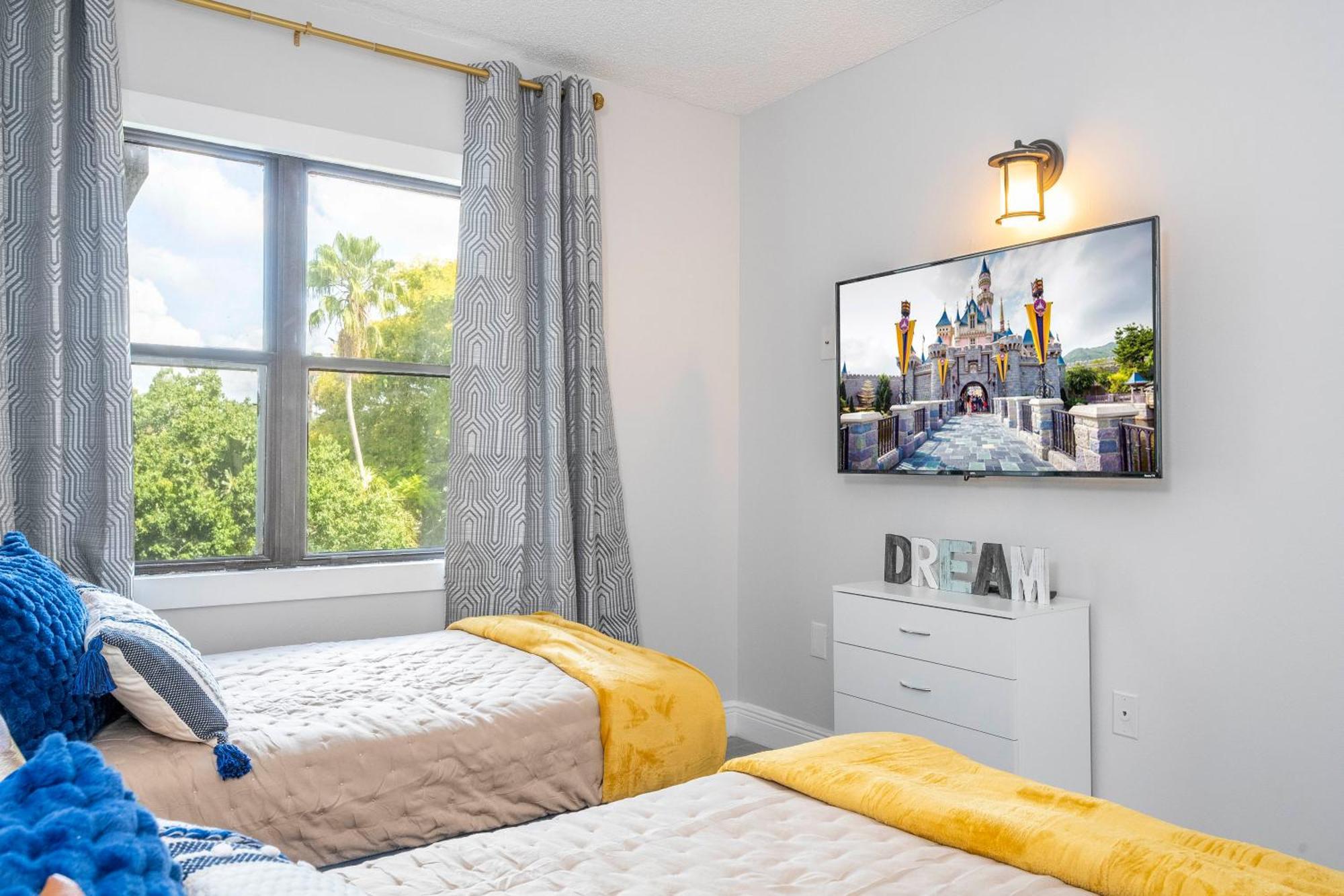 Cozy 2 Bedrooms 1 Mile Universal Apartment *