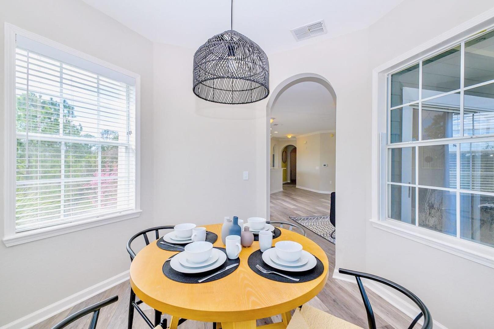 Cozy 2br - Private Balcony - Near Holiday home