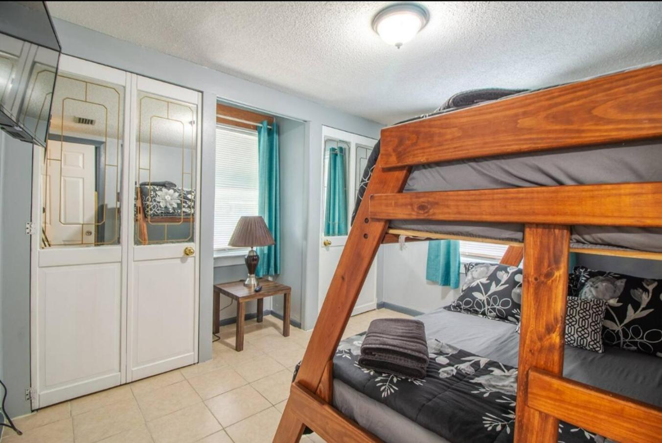 Private 2Br Pet-Friendly & Perfect For Groups! Holiday home