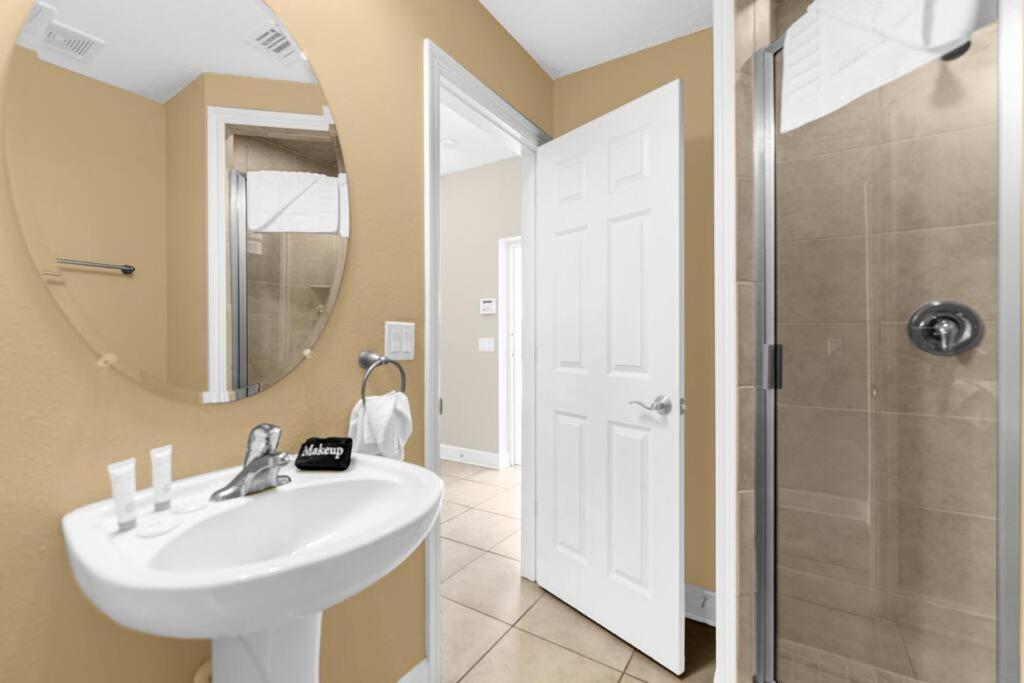 Holiday home 4br Family Townhome In Enchanting Inside The Area