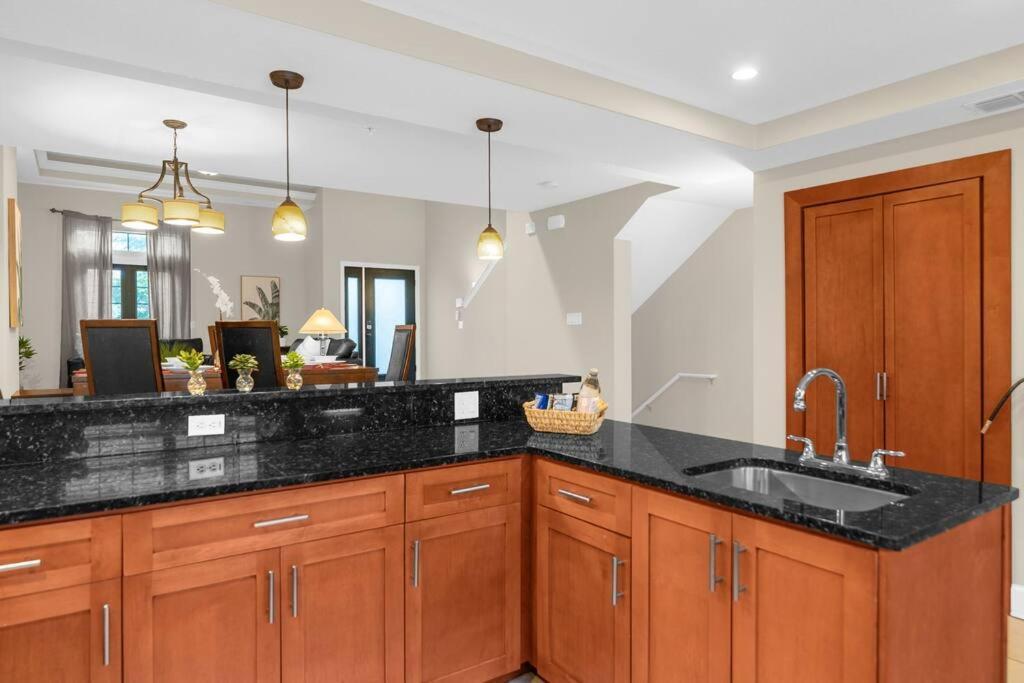 4br Family Townhome In Enchanting Inside The Area *