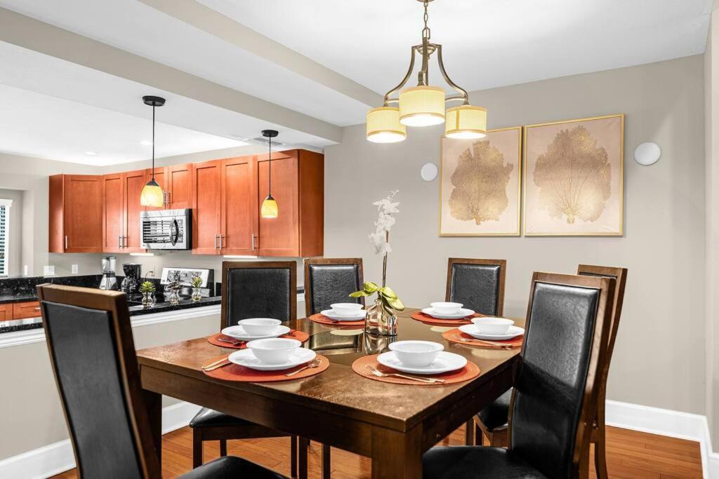 Holiday home 4br Family Townhome In Enchanting Inside The Area