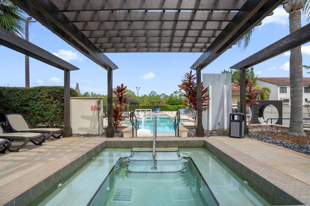 Holiday home 4br Family Townhome In Enchanting Inside The Area
