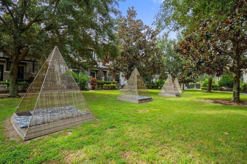 Holiday home 4br Family Townhome In Enchanting Inside The Area *