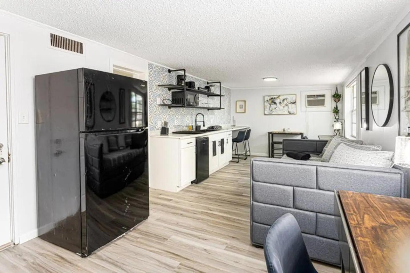 Pet-Friendly 1Br Fast Wi-Fi Sleeps 4 *