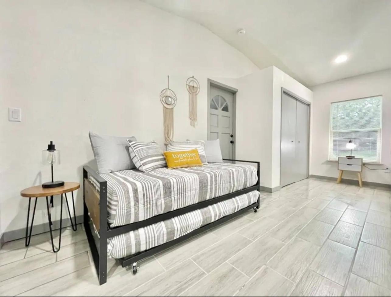 Holiday home Remodeled 1Br Wfh Setup, Walkable, Sleeps 4!